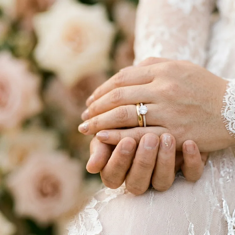 웨딩밴드가 보이는 손 클로즈업